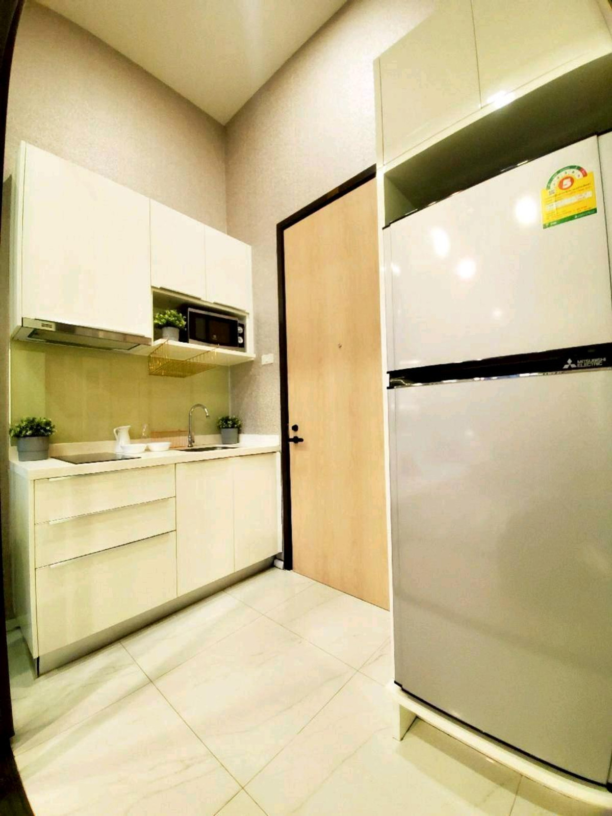 ให้เช่าคอนโดพระราม 9 เพชรบุรีตัดใหม่ RCA : ✨  ใกล้ MRT เพชรบุรี ห้องแต่งสวยหรู สไตล์โรงแรม 5 ดาว บรรยากาศโรแมนติก วิวสวนมักกะสัน โล่งสบายตา ✨
ยินดีรับชาวต่างชาติ