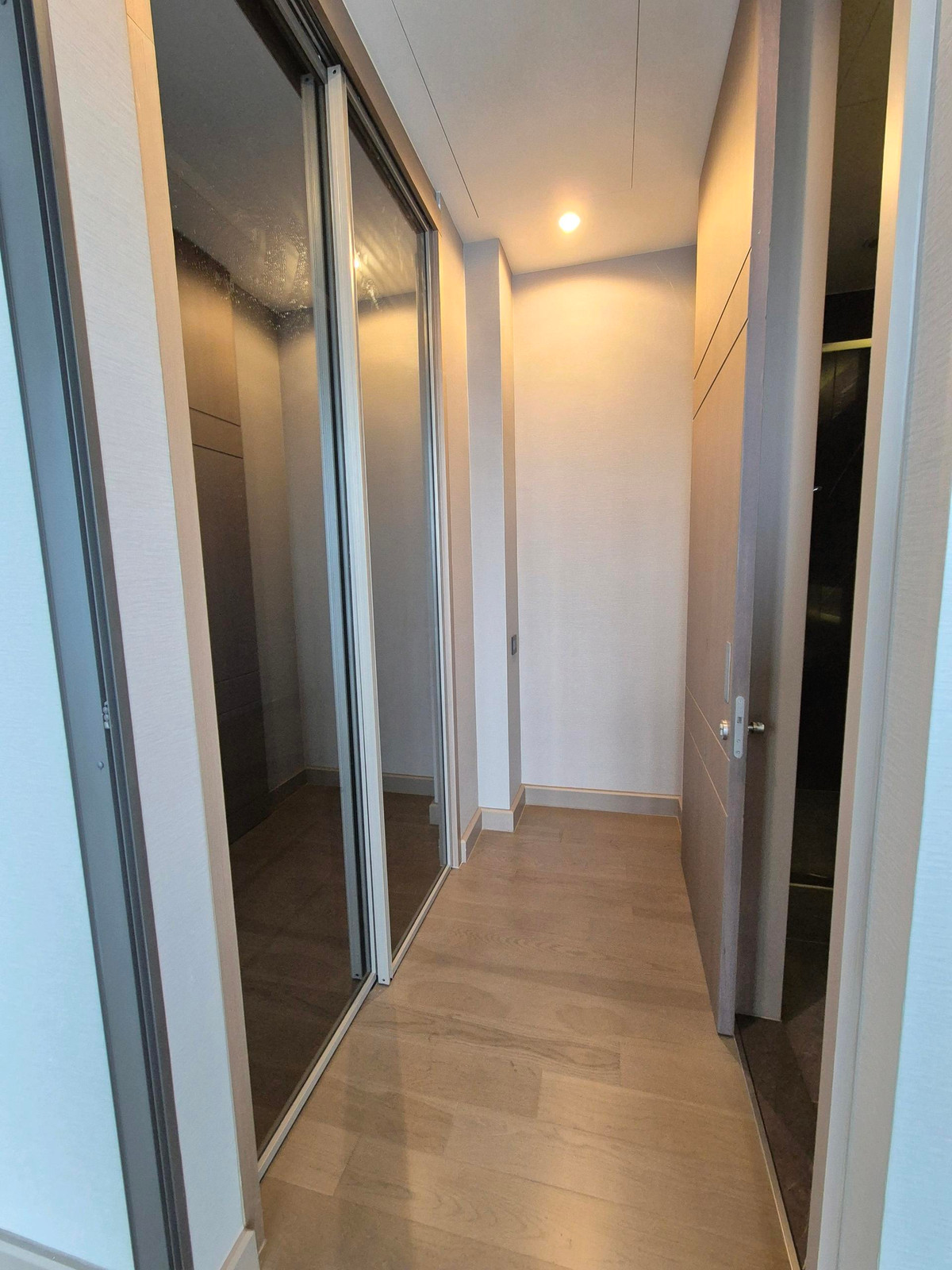 ขายคอนโดพระราม 9 เพชรบุรีตัดใหม่ RCA : ( ห้องอยู่ชั้นสูง!! )​ 1 Bedroom 1 Bathroom 35 ตร.ม. THE ESSE at SINGHA COMPLEX ติดแยกอโศก-เพชรบุรี และ MRT เพชรบุรี 0 เมตร