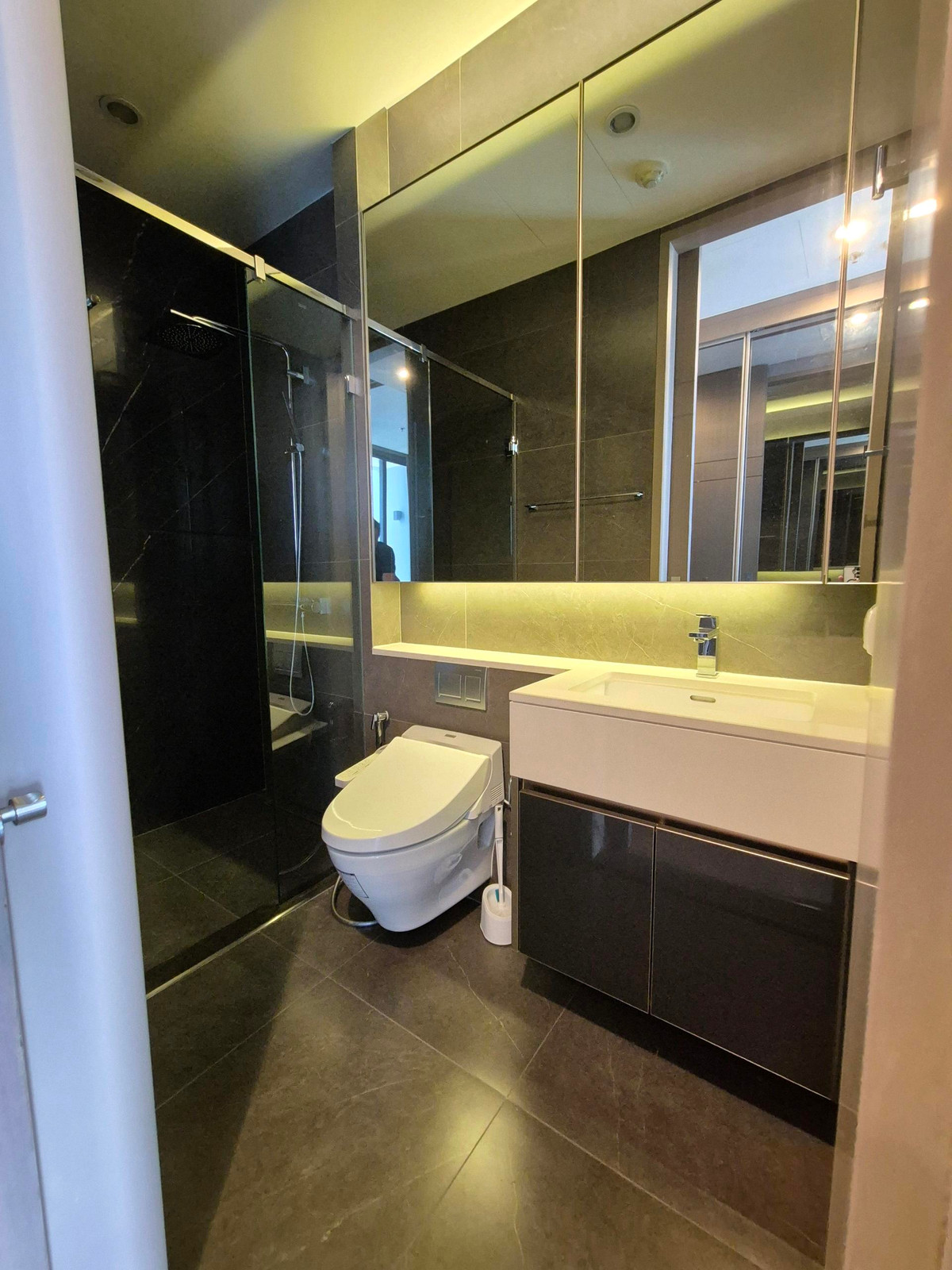 ขายคอนโดพระราม 9 เพชรบุรีตัดใหม่ RCA : ( ห้องอยู่ชั้นสูง!! )​ 1 Bedroom 1 Bathroom 35 ตร.ม. THE ESSE at SINGHA COMPLEX ติดแยกอโศก-เพชรบุรี และ MRT เพชรบุรี 0 เมตร