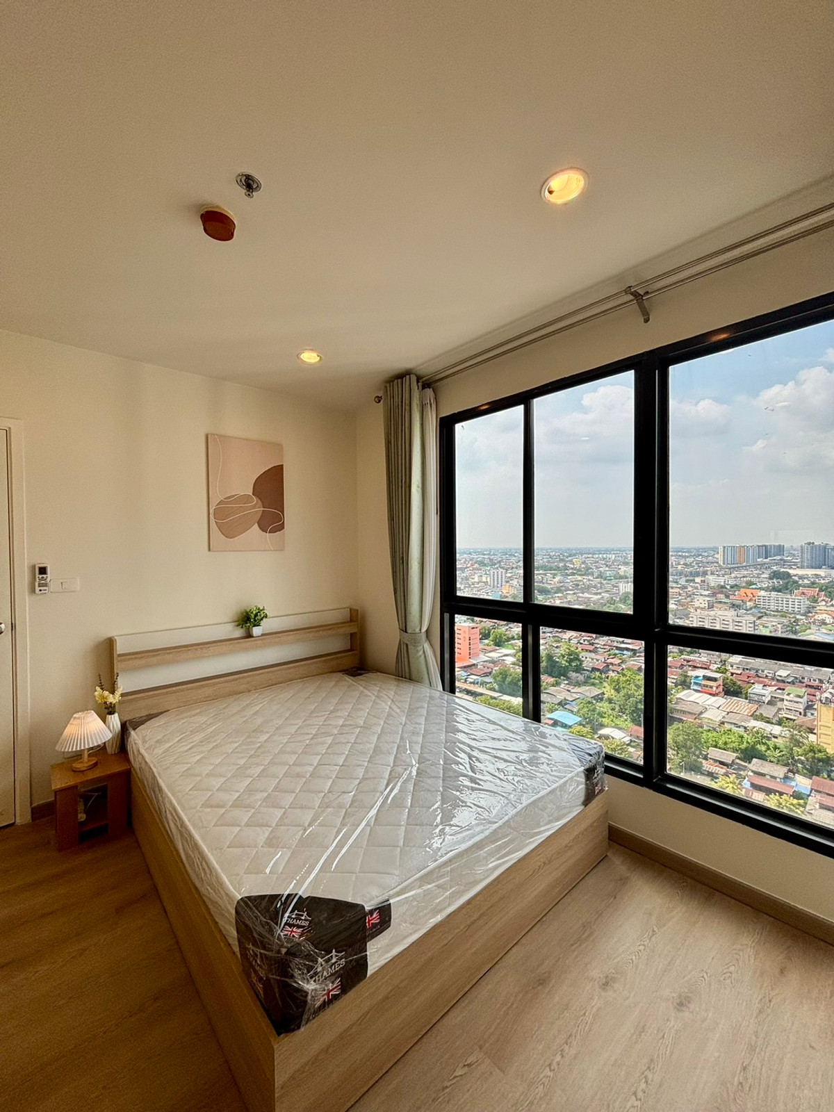 For RentCondoThaphra, Talat Phlu, Wutthakat : Ideo Sathorn Thapra near BTS Phonimit, 2 bedrooms, 2 parking spaces, new room, new furniture, available for rent.