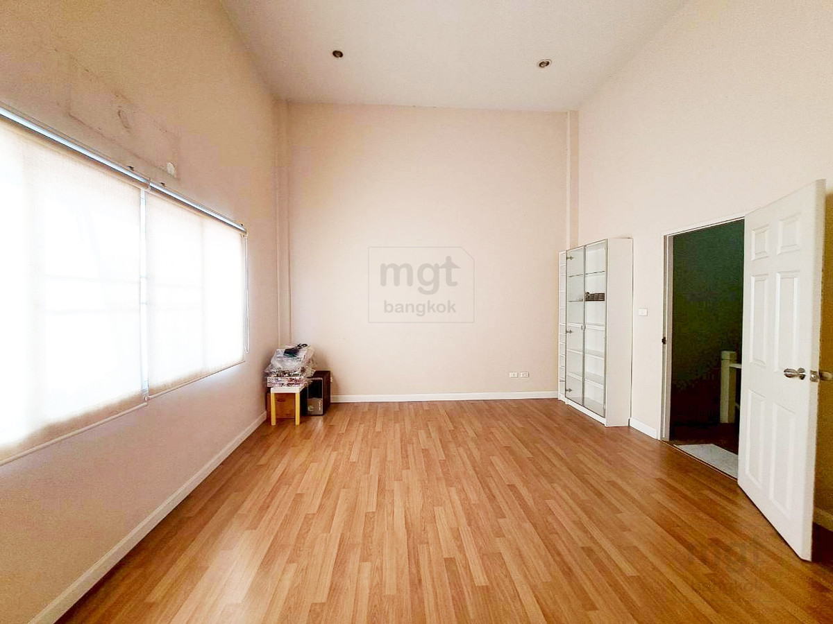 ขายทาวน์โฮมเอกชัย บางบอน : ขายด่วน!! คุ้มมาก ขายขาดทุน  สภาพดีมาก ทาวน์เฮ้าส์ปริญลักษณ์ เอกชัย บางบอน ทำเลดีมาก   