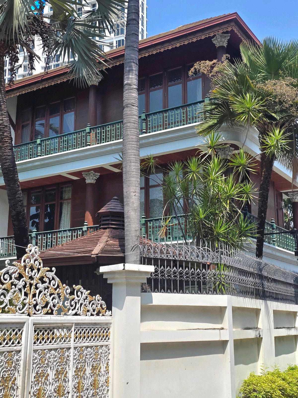 For RentHouseKhlongtoei, Kluaynamthai : 3-storey teak detached house for rent Location in Ekamai area BTS only 200 meters