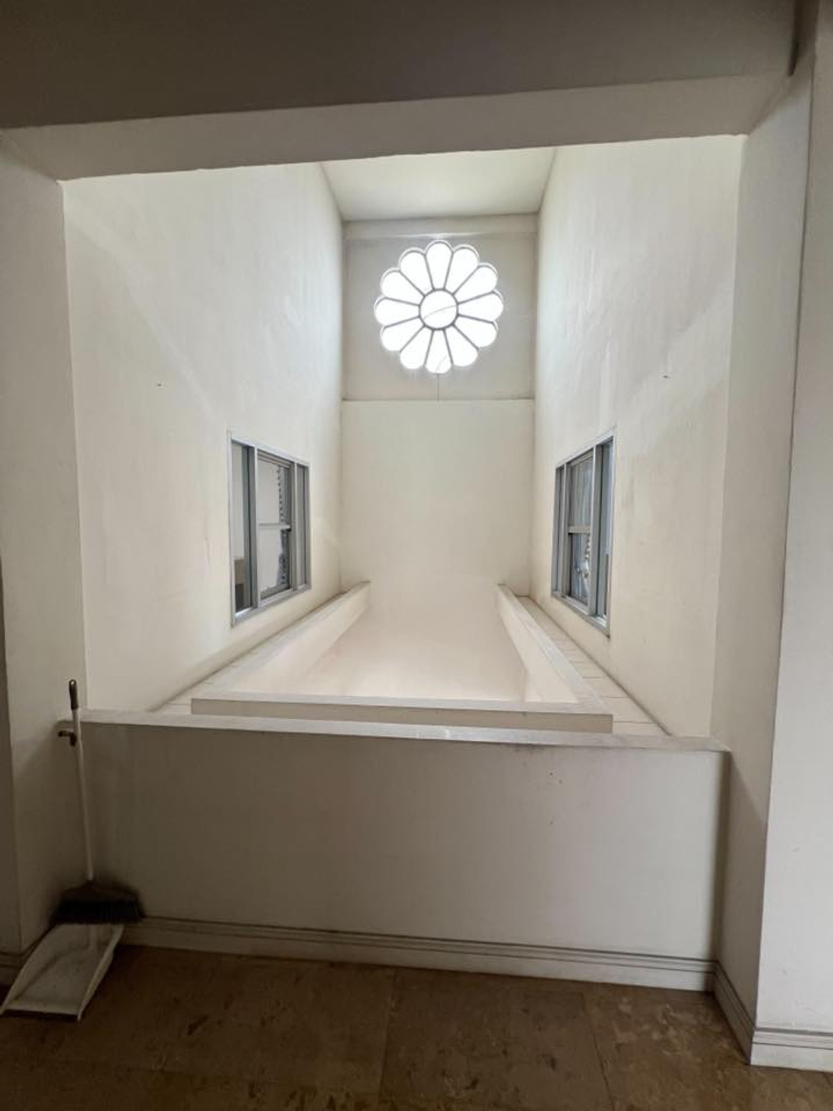 ให้เช่าบ้านเลียบทางด่วนรามอินทรา : ให้เช่า!! คฤหาสน์หรู 5 ห้องนอน 650 ตร.ม. ติดถนนรามอินทรา & รถไฟฟ้าสายสีชมพู | หมู่บ้านแมกไม้ รามอินทรา 103/3