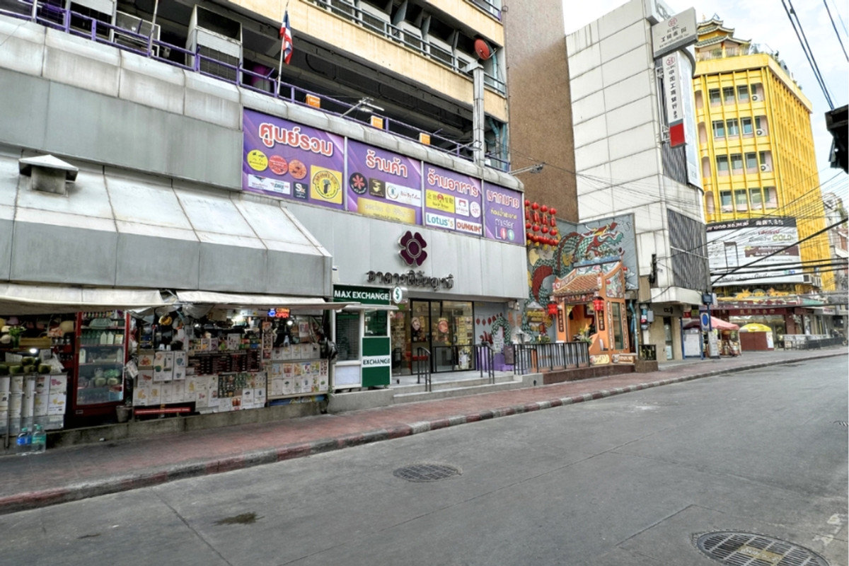 For RentRetail SpaceYaowarat, Banglamphu : Rent space in Phichai Yat parking building, Yaowarat area, size 91 square meters, near MRT Wat Mangkon 350 meters.