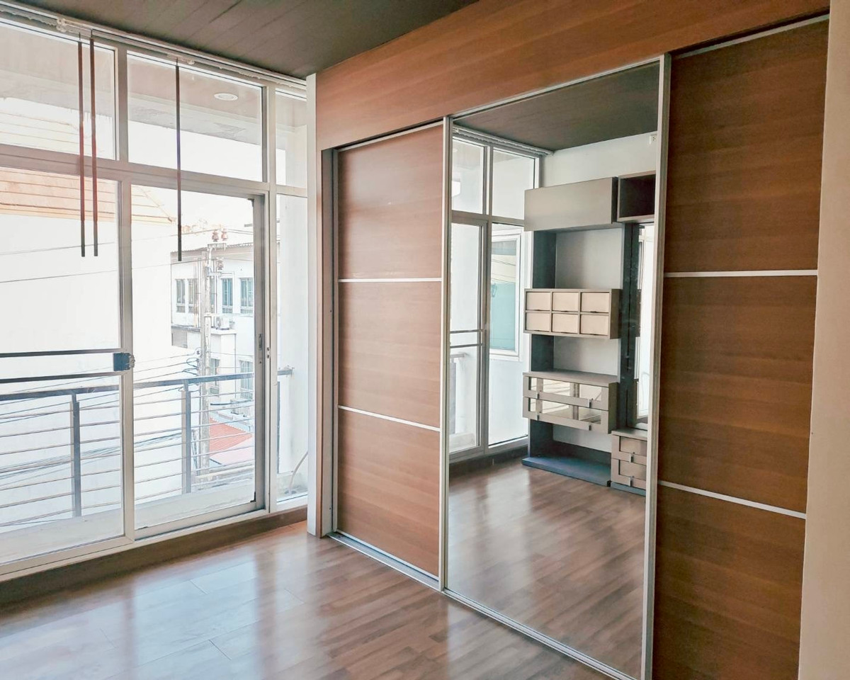 For RentTownhomePattanakan, Srinakarin : For Rent: 3-Storey Townhome at Baan Klang Muang The Royal Monaco Srinakarin – Pattanakarn Spacious Modern Townhome in a Prime Location, Ready to Move In