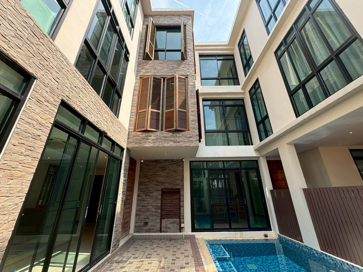 For RentHouseSukhumvit, Asoke, Thonglor : Single house with private pool, 4 bedrooms - Phrom Phong ** NO CO-AGENT **