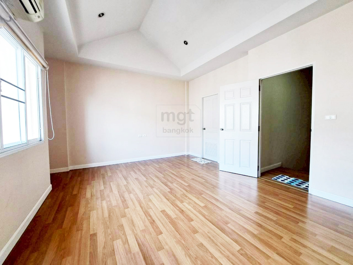 ขายทาวน์โฮมเอกชัย บางบอน : ขายด่วน!! คุ้มมาก ขายขาดทุน  สภาพดีมาก ทาวน์เฮ้าส์ปริญลักษณ์ เอกชัย บางบอน ทำเลดีมาก   