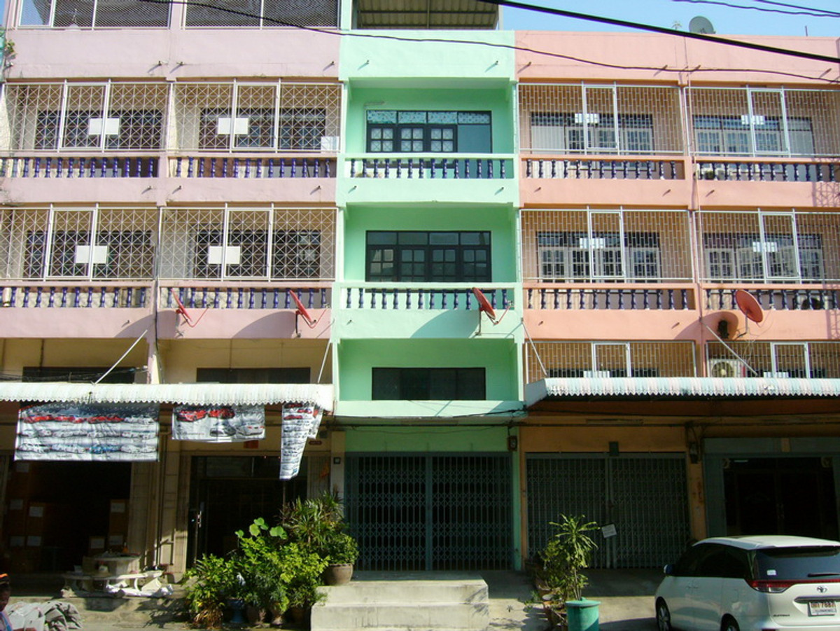 For RentShop HouseEakachai, Bang Bon : Shophouse/commercial building for rent Subdistrict/Bang Bon District, Soi Ekachai 89 (Soi Sake), Intersection 1, near Bang Bon Market intersection, area 22 sq m. Building width 4 meters, depth 20 meters, height 3.5 floors + rooftop. From Ekachai Road into