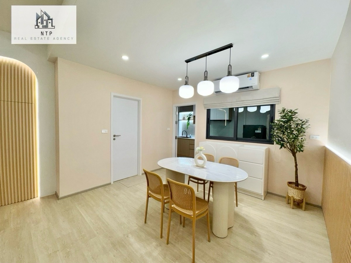 ให้เช่าทาวน์โฮมลาดกระบัง สุวรรณภูมิ : ให้เช่า| For rent Townhome 3 ชั้น 📍 𝐏𝐥𝐞𝐱 𝐎𝐧𝐧𝐮𝐭-𝐖𝐨𝐧𝐠𝐰𝐚𝐞𝐧 ใกล้เมกาบางนา เดินทางไปสุวรรณภูมิเพียง 10 นาที หน้าหมู่บ้านมี Community Mall 🏡🌲 
