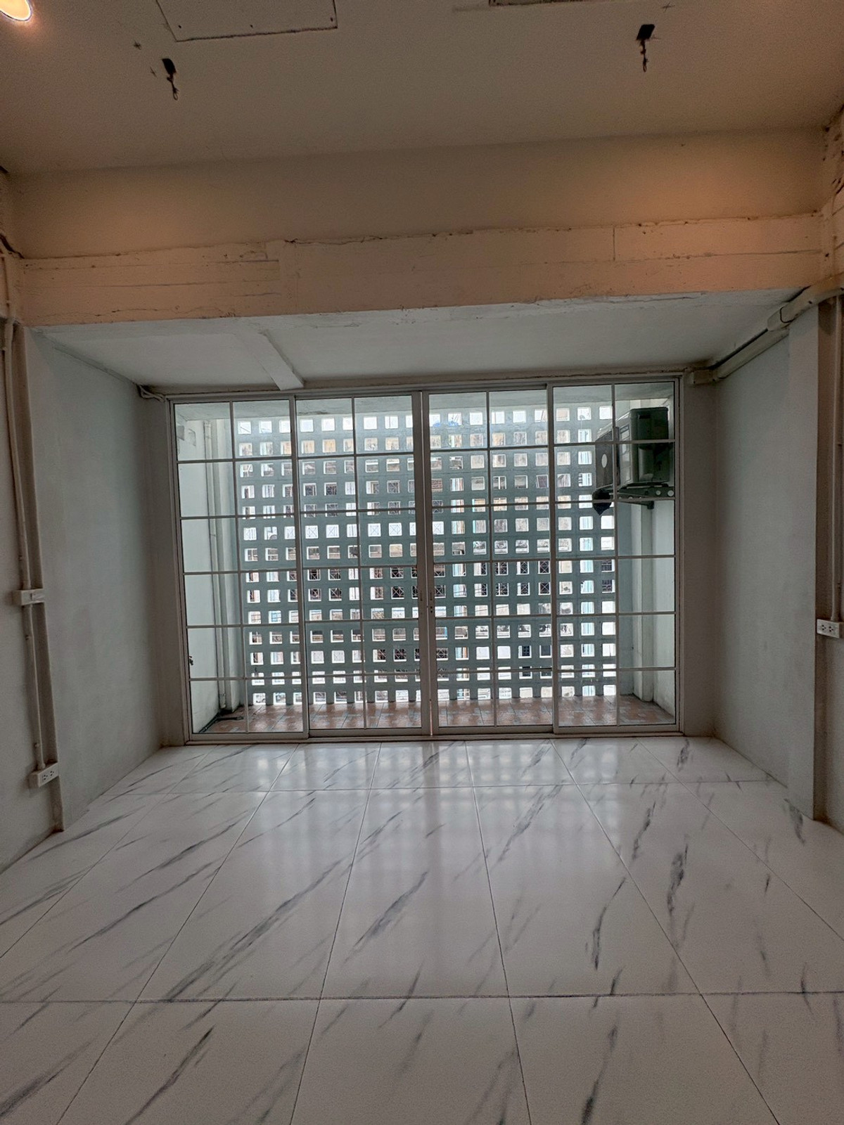 For RentTownhomePattanakan, Srinakarin : Townhome for rent, 5 bedrooms, 7 bathrooms, seven air conditioners, near MRT Kelantan (YL12)