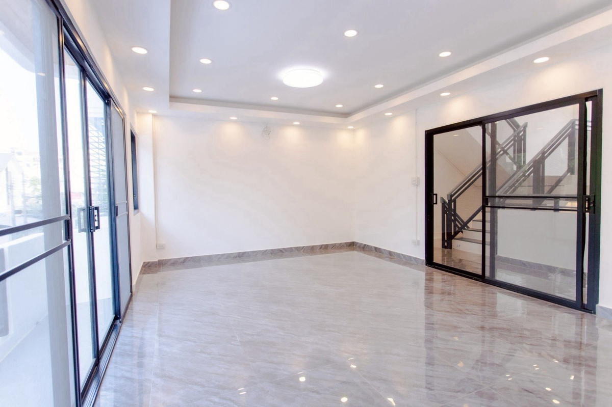 ขายทาวน์โฮมรัชดา ห้วยขวาง : ขายทาวน์เฮาส์ ห้วยขวาง ประชาอุทิศ หลังใหญ่ 6 ห้องนอน 7 ห้องน้ำ จอดรถ 5-6 คัน ใกล้ MRT ห้วยขวาง เหมาะอยู่อาศัยหรือทำ Home Office