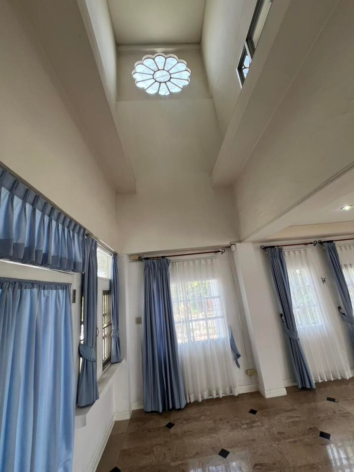 ให้เช่าบ้านเลียบทางด่วนรามอินทรา : ให้เช่า!! คฤหาสน์หรู 5 ห้องนอน 650 ตร.ม. ติดถนนรามอินทรา & รถไฟฟ้าสายสีชมพู | หมู่บ้านแมกไม้ รามอินทรา 103/3