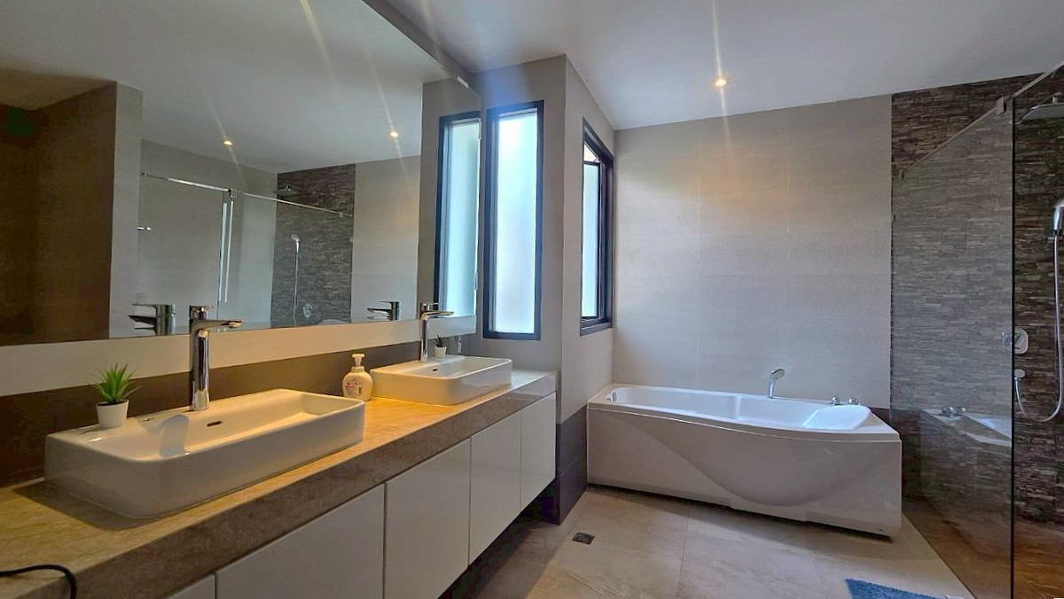 For RentHouseSukhumvit, Asoke, Thonglor : Single house with private pool, 4 bedrooms - Phrom Phong ** NO CO-AGENT **