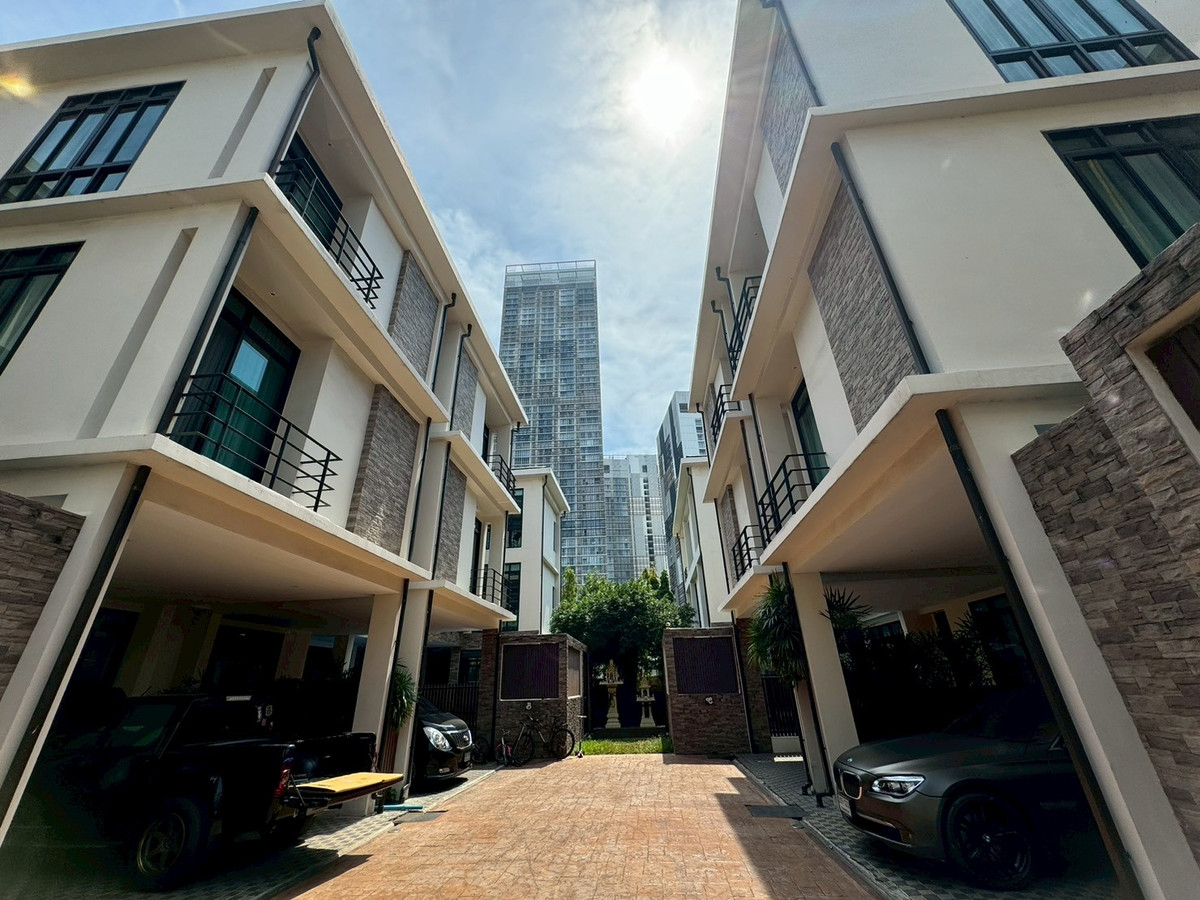 For RentHouseSukhumvit, Asoke, Thonglor : Single house with private pool, 4 bedrooms - Phrom Phong ** NO CO-AGENT **