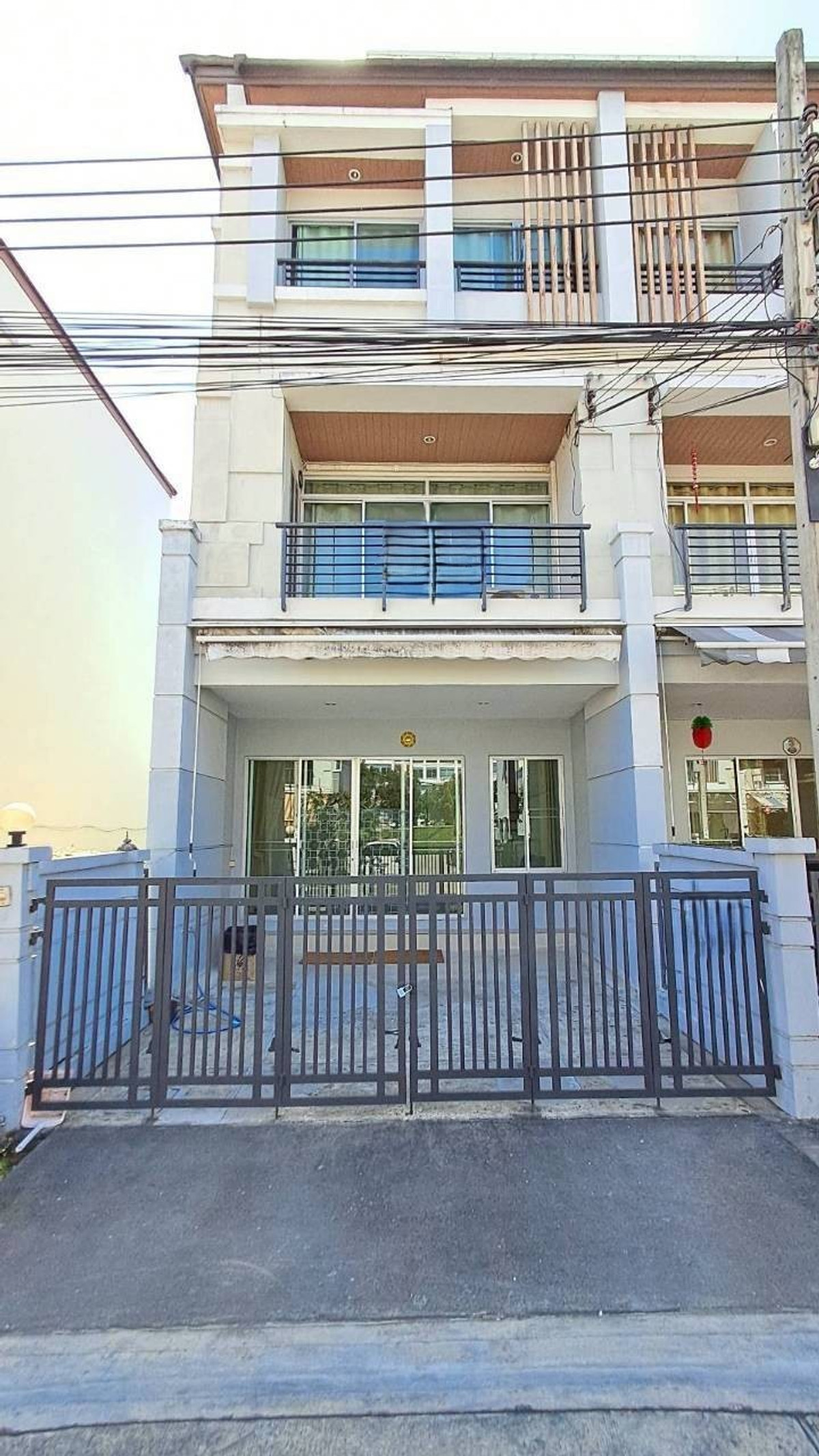 ให้เช่าทาวน์โฮมพัฒนาการ ศรีนครินทร์ : ให้เช่าราคาดีที่สุด บ้านกลางเมือง urbanion ศรีนครินทร์ 46/1 ใกล้รถไฟฟ้าสายสีเหลือง ห้องมุม 3 ชั้น แอร์ครบ ตอบไว0649742441