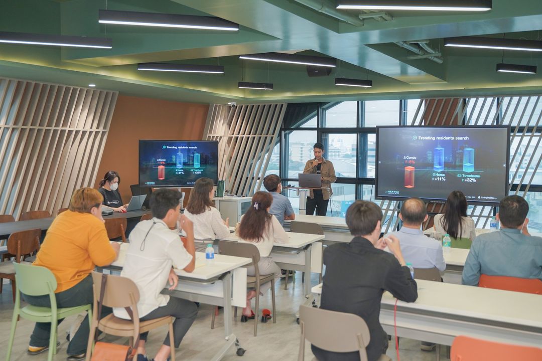 For RentHome OfficeRatchadapisek, Huaikwang, Suttisan : 🔥Daily Space for Rent🔥 Living Co-Space, 250 sq m, near MRT Sutthisan (Exit 4). Minimum 10 people or more.