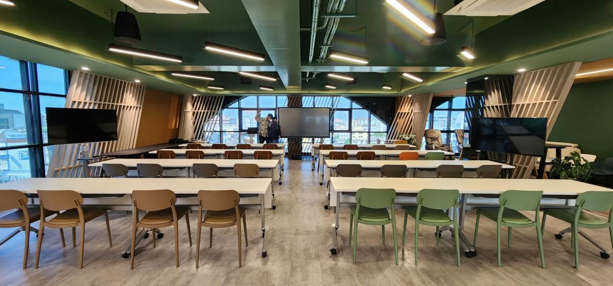 For RentHome OfficeRatchadapisek, Huaikwang, Suttisan : 🔥Daily Space for Rent🔥 Living Co-Space, 250 sq m, near MRT Sutthisan (Exit 4). Minimum 10 people or more.