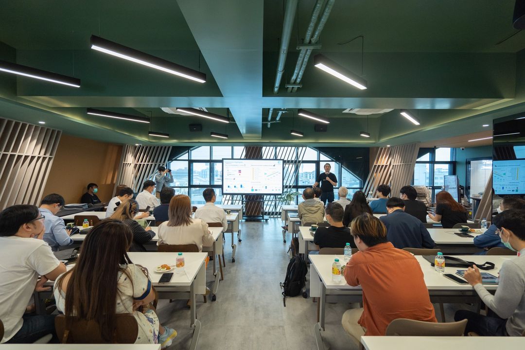 For RentHome OfficeRatchadapisek, Huaikwang, Suttisan : 🔥Daily Space for Rent🔥 Living Co-Space, 250 sq m, near MRT Sutthisan (Exit 4). Minimum 10 people or more.