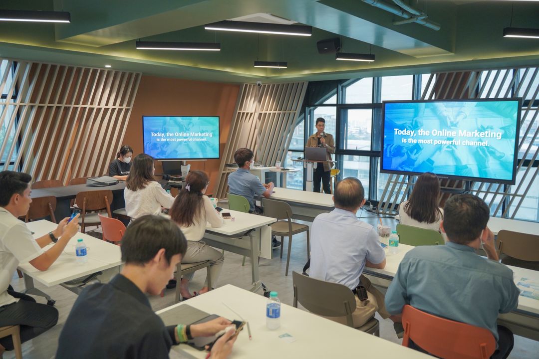 For RentHome OfficeRatchadapisek, Huaikwang, Suttisan : 🔥Daily Space for Rent🔥 Living Co-Space, 250 sq m, near MRT Sutthisan (Exit 4). Minimum 10 people or more.