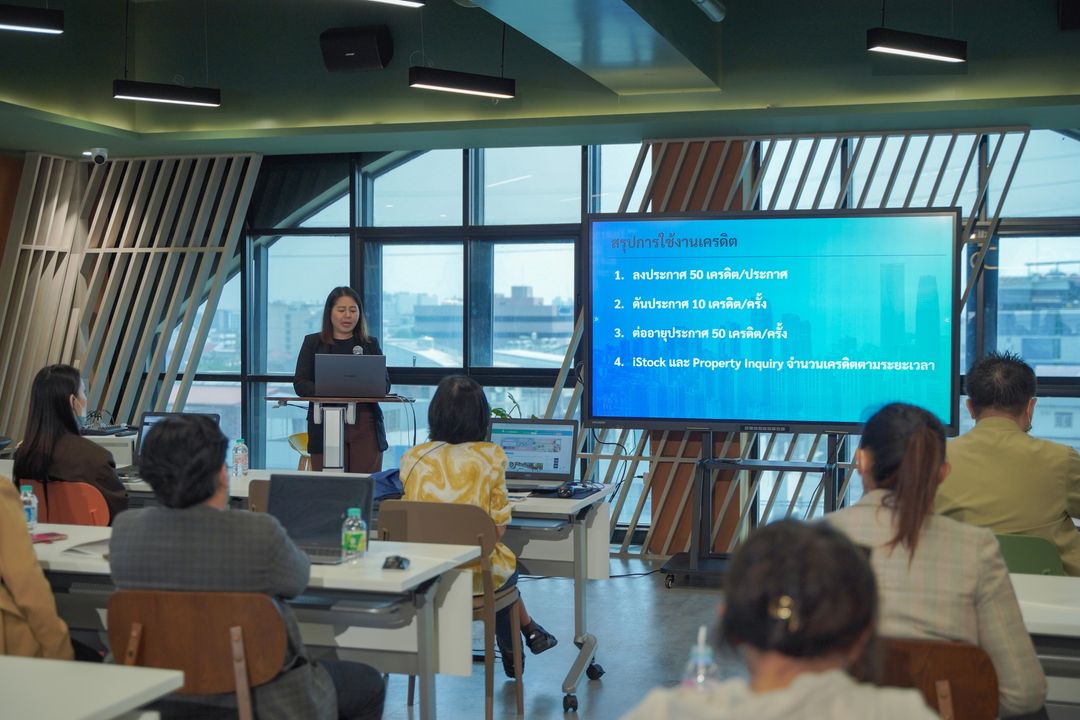 For RentHome OfficeRatchadapisek, Huaikwang, Suttisan : 🔥Daily Space for Rent🔥 Living Co-Space, 250 sq m, near MRT Sutthisan (Exit 4). Minimum 10 people or more.