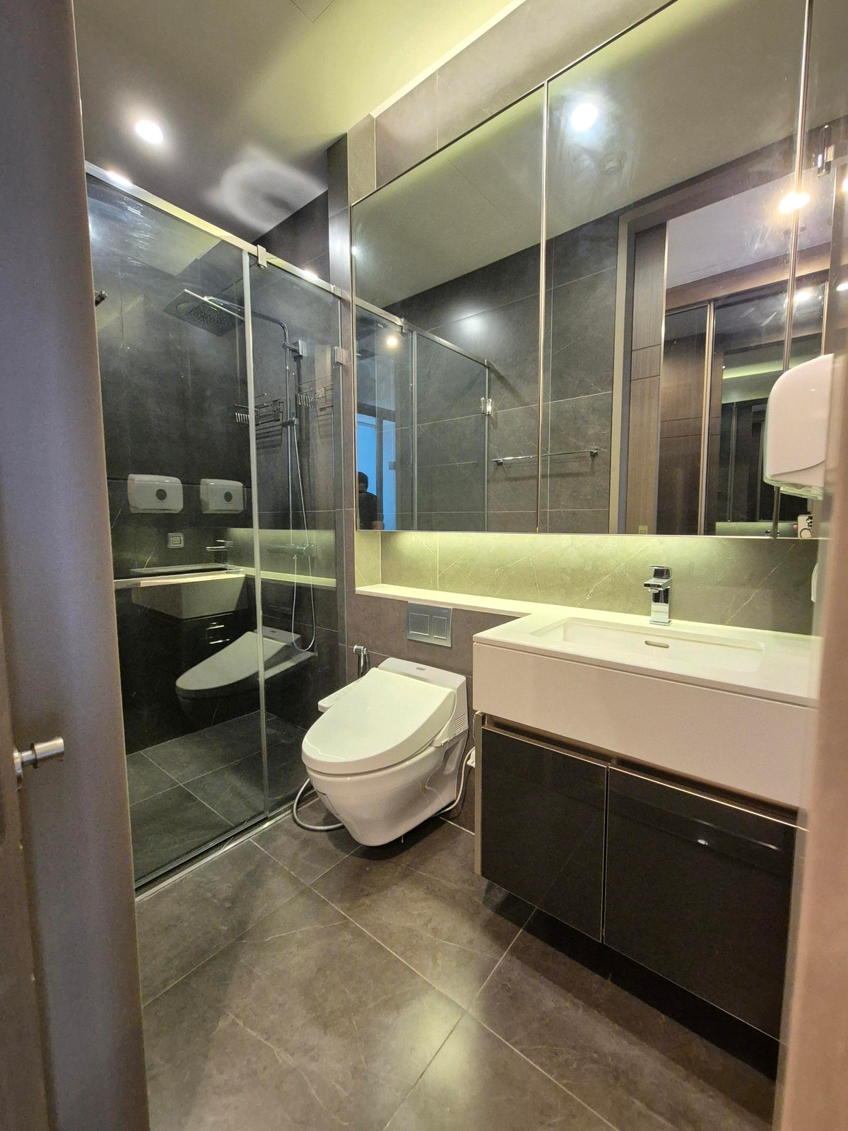 ให้เช่าคอนโดพระราม 9 เพชรบุรีตัดใหม่ RCA : ( รูปห้องจริง!! )​ 1 Bedroom 1 Bathroom 35 ตร.ม. THE ESSE at SINGHA COMPLEX ติดแยกอโศก-เพชรบุรี และ MRT เพชรบุรี 0 เมตร