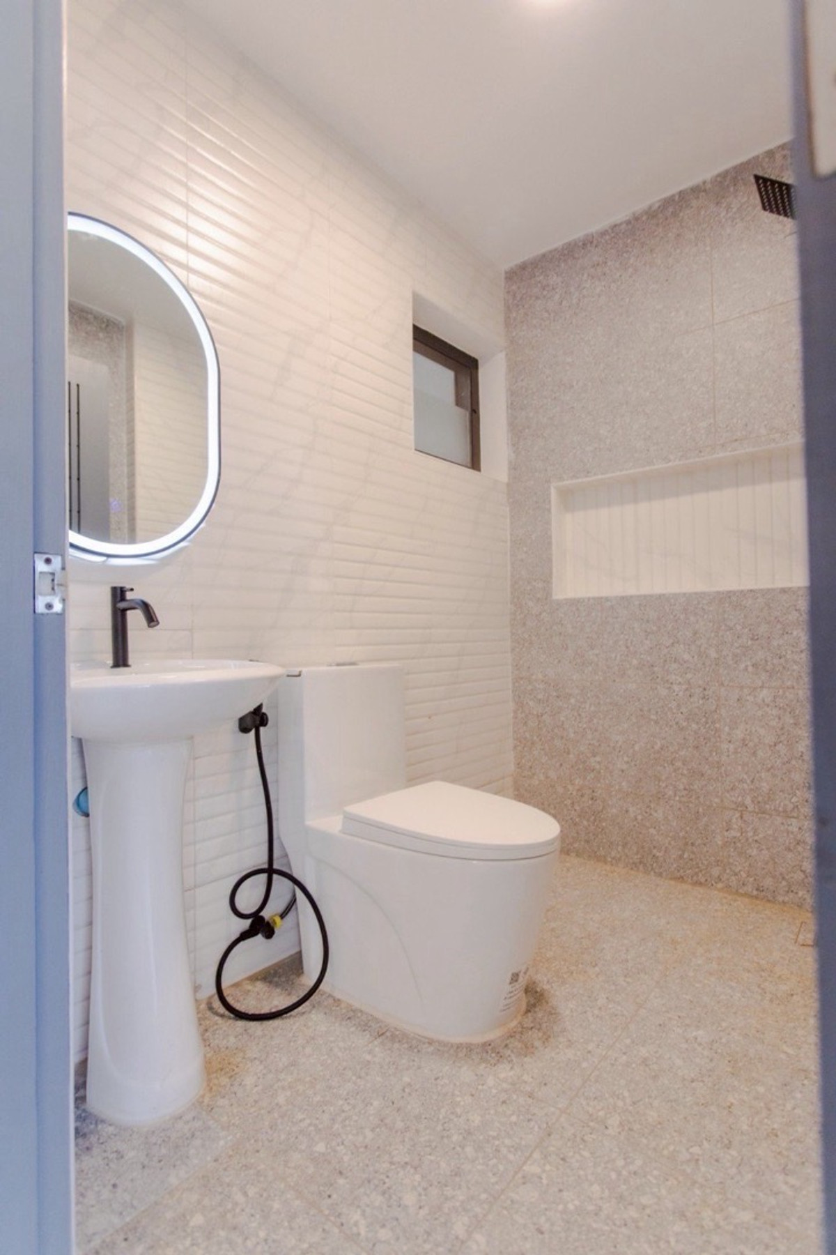 ขายทาวน์โฮมรัชดา ห้วยขวาง : ขายทาวน์เฮาส์ ห้วยขวาง ประชาอุทิศ หลังใหญ่ 6 ห้องนอน 7 ห้องน้ำ จอดรถ 5-6 คัน ใกล้ MRT ห้วยขวาง เหมาะอยู่อาศัยหรือทำ Home Office