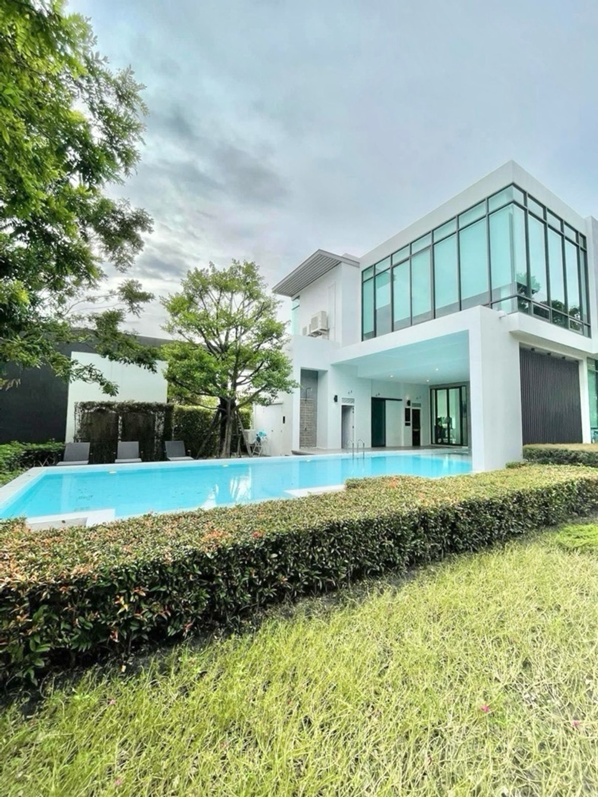 ให้เช่าทาวน์โฮมลาดกระบัง สุวรรณภูมิ : ให้เช่า| For rent Townhome 3 ชั้น 📍 𝐏𝐥𝐞𝐱 𝐎𝐧𝐧𝐮𝐭-𝐖𝐨𝐧𝐠𝐰𝐚𝐞𝐧 ใกล้เมกาบางนา เดินทางไปสุวรรณภูมิเพียง 10 นาที หน้าหมู่บ้านมี Community Mall 🏡🌲 