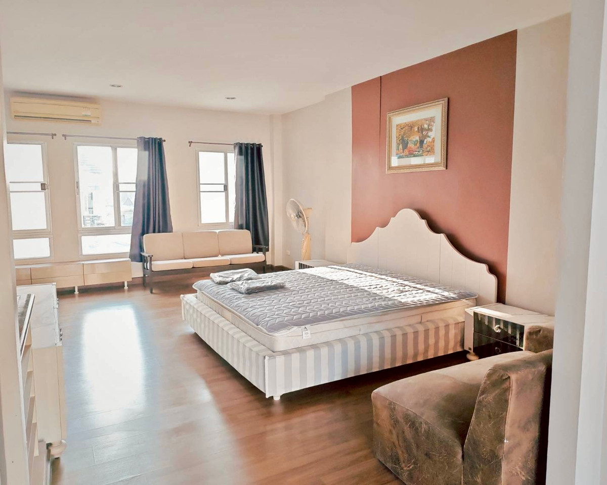 For RentTownhomePattanakan, Srinakarin : For Rent: 3-Storey Townhome at Baan Klang Muang The Royal Monaco Srinakarin – Pattanakarn Spacious Modern Townhome in a Prime Location, Ready to Move In