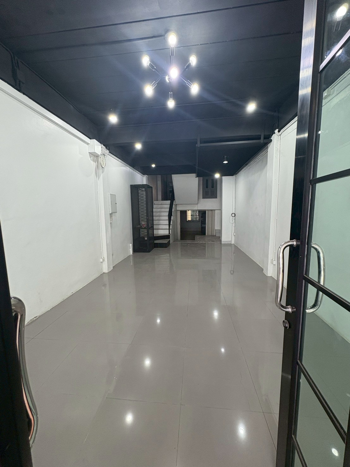 For RentTownhomePattanakan, Srinakarin : Townhome for rent, 5 bedrooms, 7 bathrooms, seven air conditioners, near MRT Kelantan (YL12)