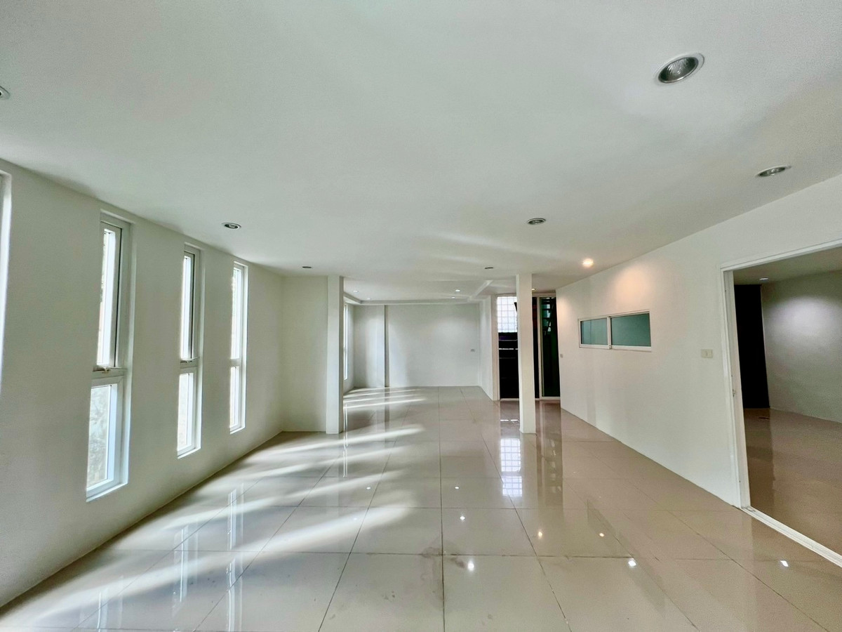 ให้เช่าบ้านลาดพร้าว เซ็นทรัลลาดพร้าว : ให้เช่า บ้านเดี่ยวหลังมุม สไตล์โฮมออฟฟิศ | วิภาวดี 20 | ทำเลใจกลางเมือง เหมาะอยู่อาศัยหรือทำสำนักงานส่วนตัว