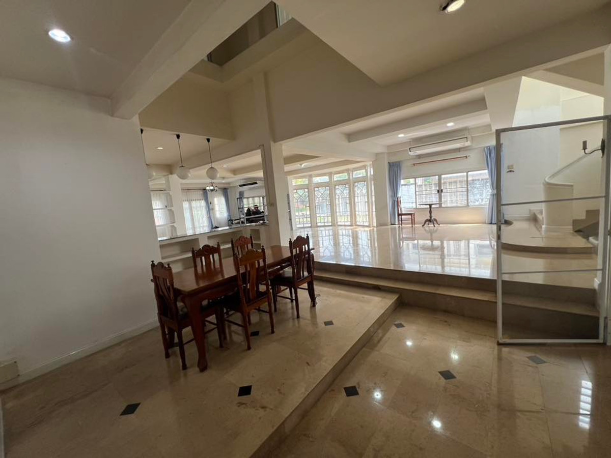 ให้เช่าบ้านเลียบทางด่วนรามอินทรา : ให้เช่า!! คฤหาสน์หรู 5 ห้องนอน 650 ตร.ม. ติดถนนรามอินทรา & รถไฟฟ้าสายสีชมพู | หมู่บ้านแมกไม้ รามอินทรา 103/3