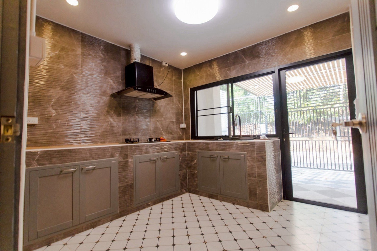 ขายทาวน์โฮมรัชดา ห้วยขวาง : ขายทาวน์เฮาส์ ห้วยขวาง ประชาอุทิศ หลังใหญ่ 6 ห้องนอน 7 ห้องน้ำ จอดรถ 5-6 คัน ใกล้ MRT ห้วยขวาง เหมาะอยู่อาศัยหรือทำ Home Office