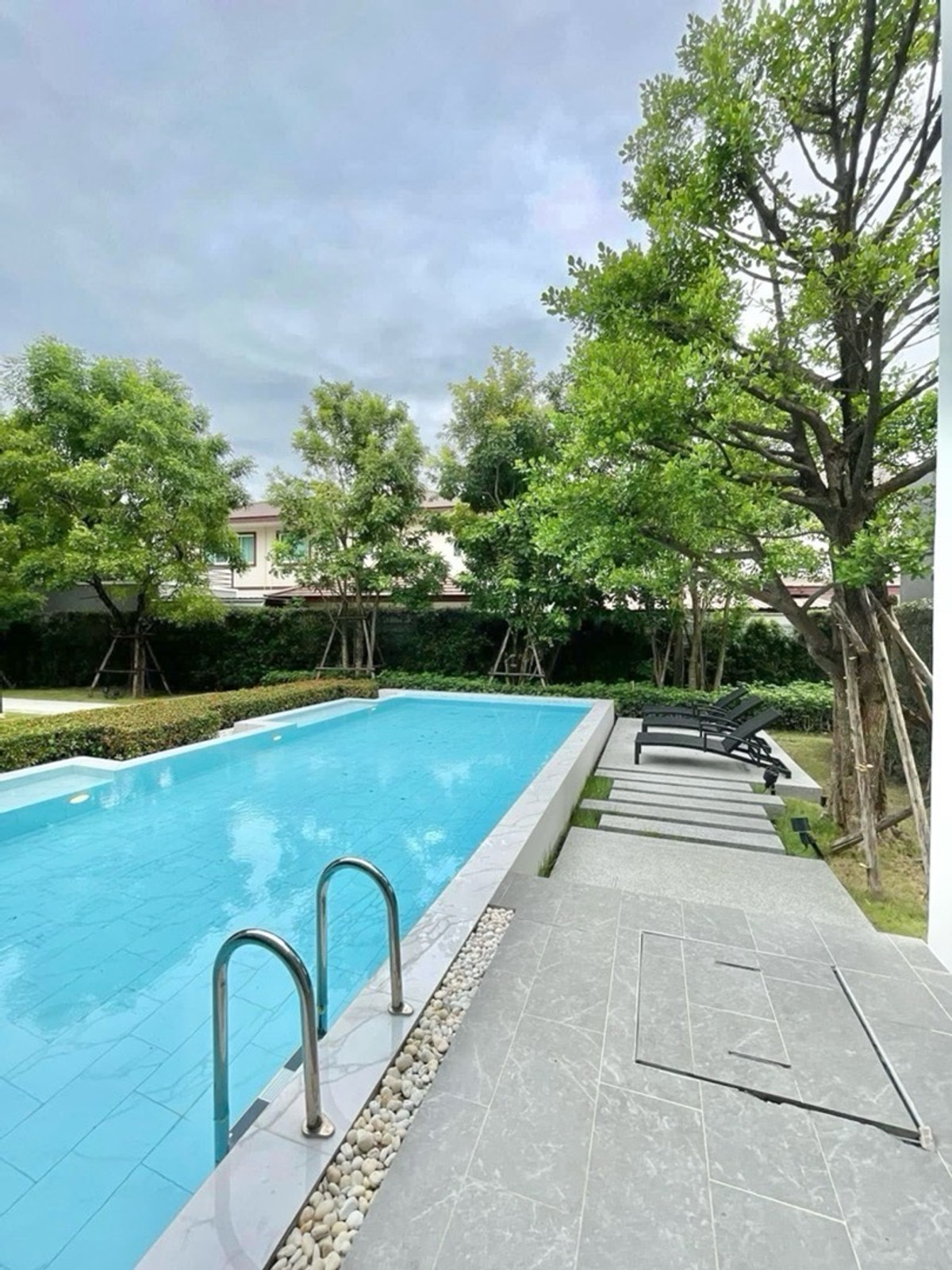 ให้เช่าทาวน์โฮมลาดกระบัง สุวรรณภูมิ : ให้เช่า| For rent Townhome 3 ชั้น 📍 𝐏𝐥𝐞𝐱 𝐎𝐧𝐧𝐮𝐭-𝐖𝐨𝐧𝐠𝐰𝐚𝐞𝐧 ใกล้เมกาบางนา เดินทางไปสุวรรณภูมิเพียง 10 นาที หน้าหมู่บ้านมี Community Mall 🏡🌲 