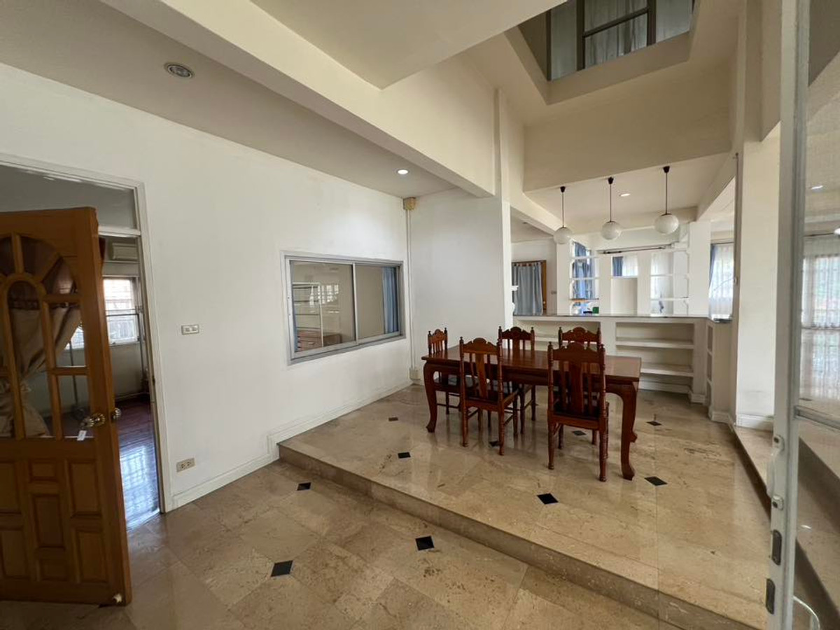 ให้เช่าบ้านเลียบทางด่วนรามอินทรา : ให้เช่า!! คฤหาสน์หรู 5 ห้องนอน 650 ตร.ม. ติดถนนรามอินทรา & รถไฟฟ้าสายสีชมพู | หมู่บ้านแมกไม้ รามอินทรา 103/3