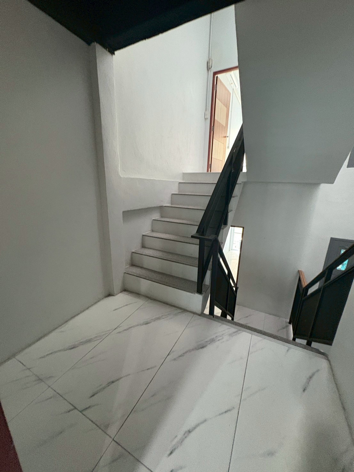 For RentTownhomePattanakan, Srinakarin : Townhome for rent, 5 bedrooms, 7 bathrooms, seven air conditioners, near MRT Kelantan (YL12)