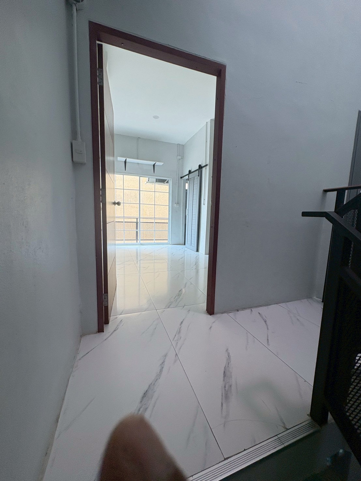 For RentTownhomePattanakan, Srinakarin : Townhome for rent, 5 bedrooms, 7 bathrooms, seven air conditioners, near MRT Kelantan (YL12)