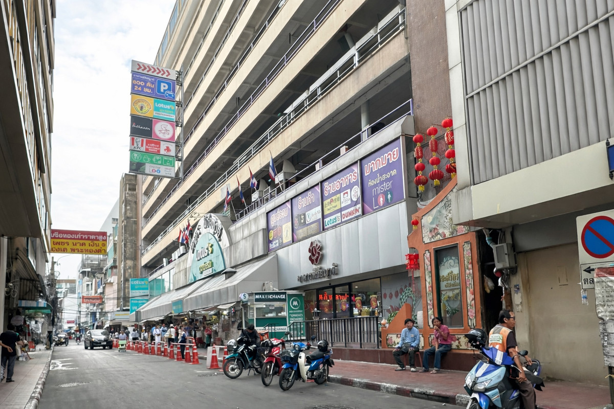 For RentRetail SpaceYaowarat, Banglamphu : Rent space in Phichai Yat parking building, Yaowarat area, size 91 square meters, near MRT Wat Mangkon 350 meters.