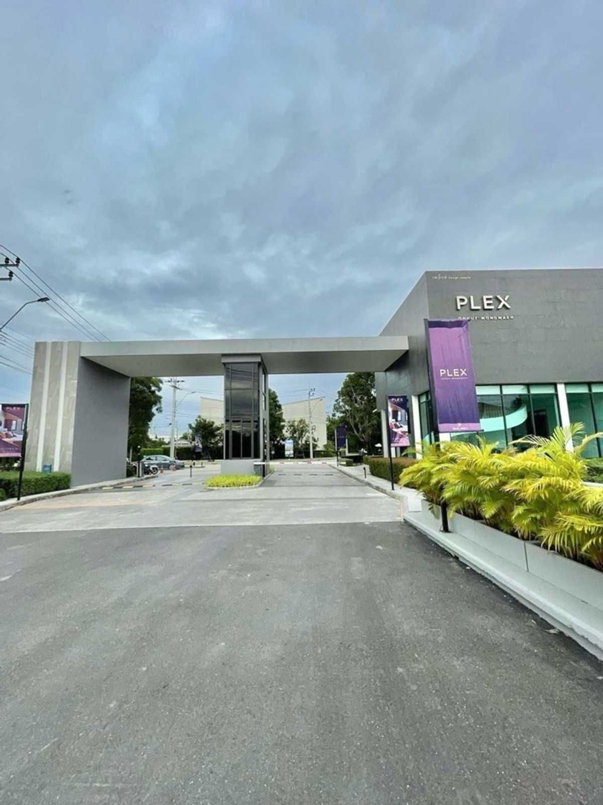 ให้เช่าทาวน์โฮมลาดกระบัง สุวรรณภูมิ : ให้เช่า| For rent Townhome 3 ชั้น 📍 𝐏𝐥𝐞𝐱 𝐎𝐧𝐧𝐮𝐭-𝐖𝐨𝐧𝐠𝐰𝐚𝐞𝐧 ใกล้เมกาบางนา เดินทางไปสุวรรณภูมิเพียง 10 นาที หน้าหมู่บ้านมี Community Mall 🏡🌲 