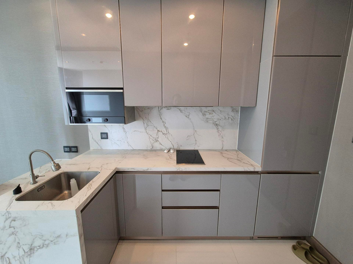 ขายคอนโดพระราม 9 เพชรบุรีตัดใหม่ RCA : ( ห้องอยู่ชั้นสูง!! )​ 1 Bedroom 1 Bathroom 35 ตร.ม. THE ESSE at SINGHA COMPLEX ติดแยกอโศก-เพชรบุรี และ MRT เพชรบุรี 0 เมตร