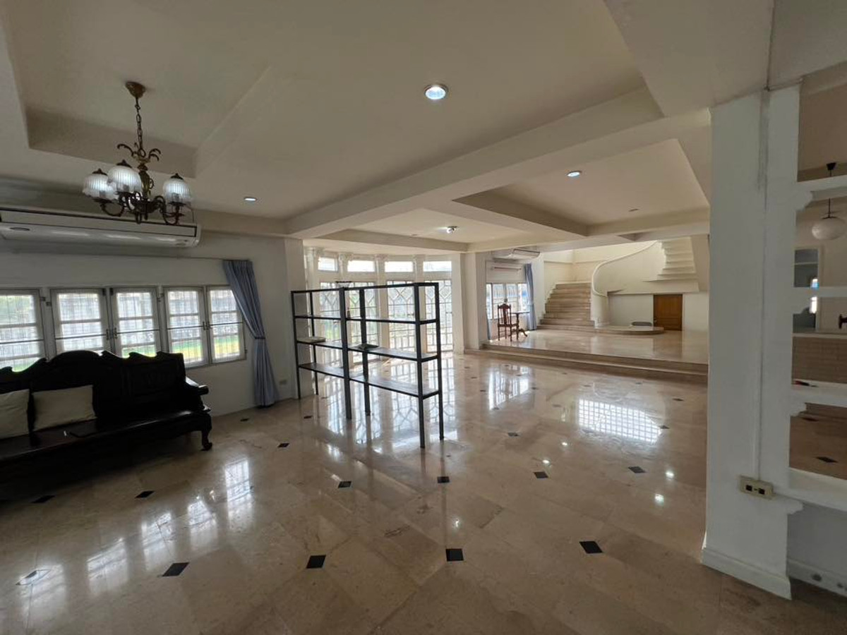 ให้เช่าบ้านเลียบทางด่วนรามอินทรา : ให้เช่า!! คฤหาสน์หรู 5 ห้องนอน 650 ตร.ม. ติดถนนรามอินทรา & รถไฟฟ้าสายสีชมพู | หมู่บ้านแมกไม้ รามอินทรา 103/3