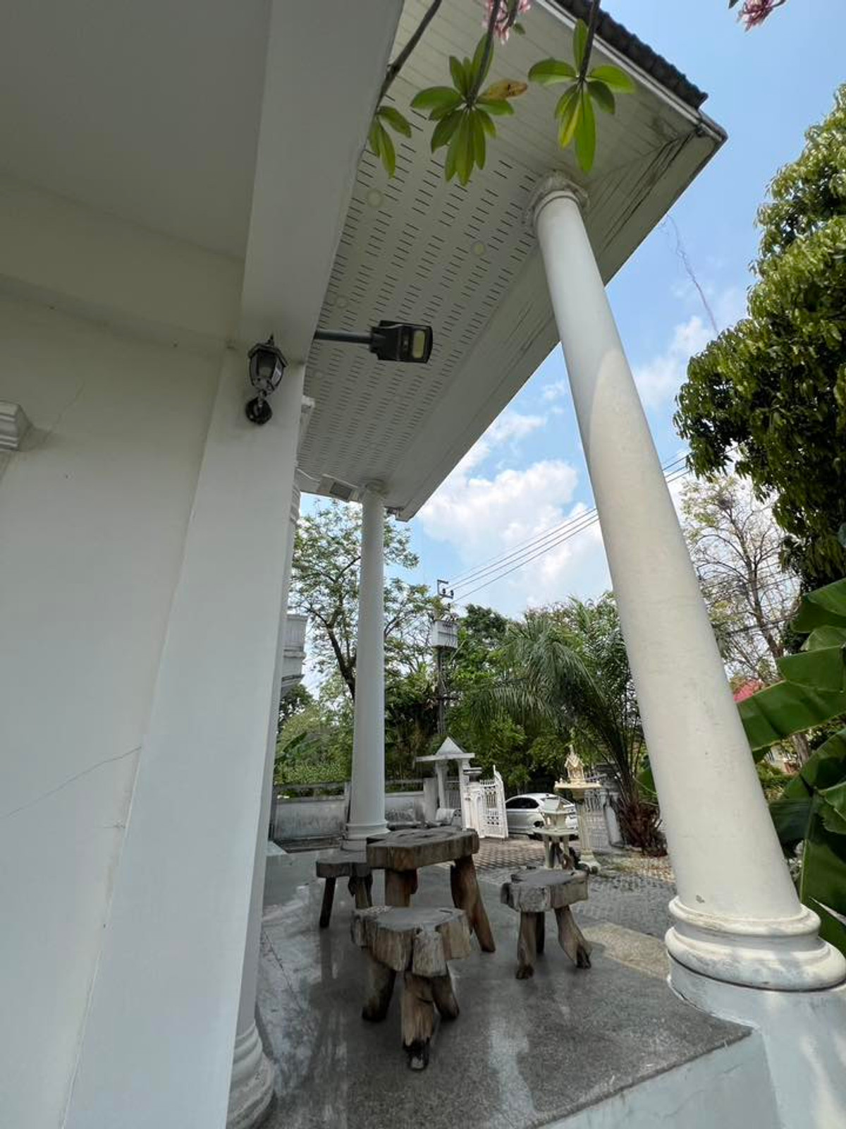 ให้เช่าบ้านเลียบทางด่วนรามอินทรา : ให้เช่า!! คฤหาสน์หรู 5 ห้องนอน 650 ตร.ม. ติดถนนรามอินทรา & รถไฟฟ้าสายสีชมพู | หมู่บ้านแมกไม้ รามอินทรา 103/3