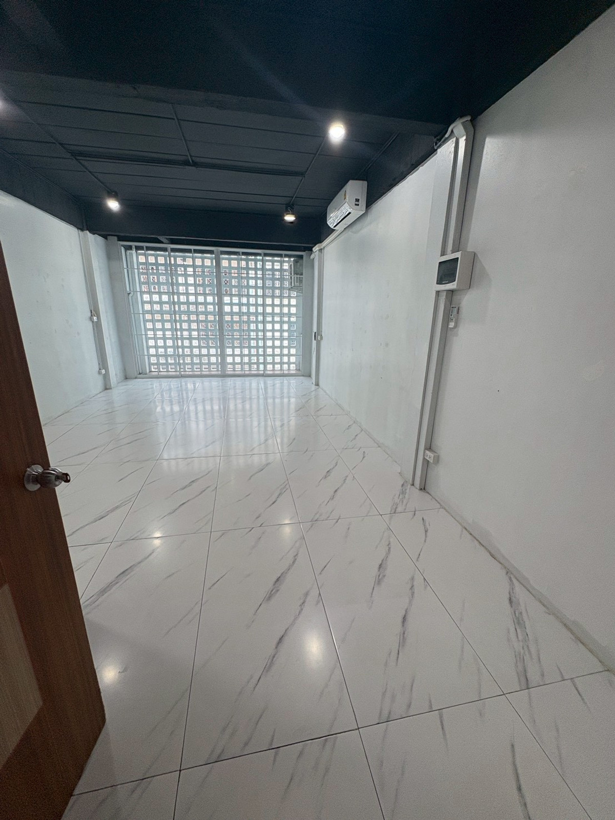 For RentTownhomePattanakan, Srinakarin : Townhome for rent, 5 bedrooms, 7 bathrooms, seven air conditioners, near MRT Kelantan (YL12)