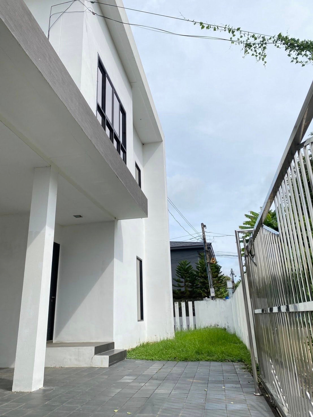 ขายบ้านพุทธมณฑล ศาลายา : บ้านเดี่ยว พุทธมณฑลสาย 2 บ้านหลังหัวมุม พื้นที่รอบบ้านกว้าง โปร่ง ลมดี