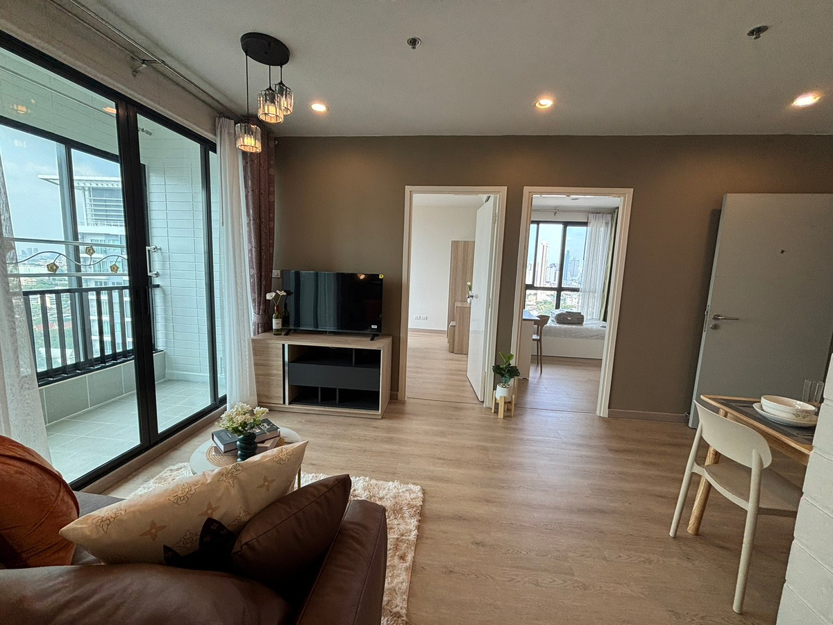 For RentCondoThaphra, Talat Phlu, Wutthakat : Ideo Sathorn Thapra near BTS Phonimit, 2 bedrooms, 2 parking spaces, new room, new furniture, available for rent.