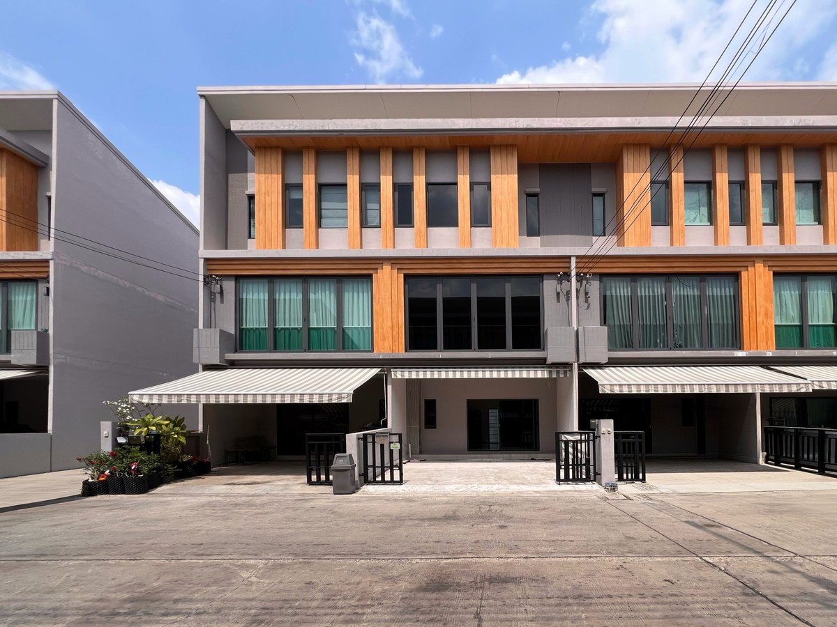 ขายทาวน์โฮมพัฒนาการ ศรีนครินทร์ : ขายพรีเมียมทาวน์โฮม 3 ชั้น 📍โครงการ EIGEN ไอเจ้นท์ พัฒนาการ บ้านใหม่ไม่เคยเข้าอยู่ เฟอร์นิเจอร์บิ้วอินและเฟอร์นิเจอร์ลอยตัว ครบพร้อมเข้าอยู่