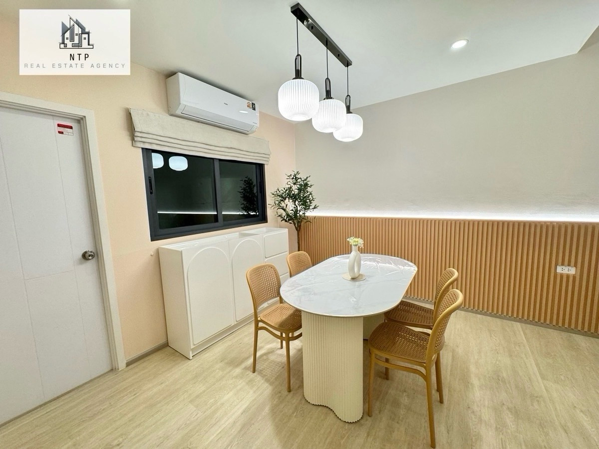 ให้เช่าทาวน์โฮมลาดกระบัง สุวรรณภูมิ : ให้เช่า| For rent Townhome 3 ชั้น 📍 𝐏𝐥𝐞𝐱 𝐎𝐧𝐧𝐮𝐭-𝐖𝐨𝐧𝐠𝐰𝐚𝐞𝐧 ใกล้เมกาบางนา เดินทางไปสุวรรณภูมิเพียง 10 นาที หน้าหมู่บ้านมี Community Mall 🏡🌲 