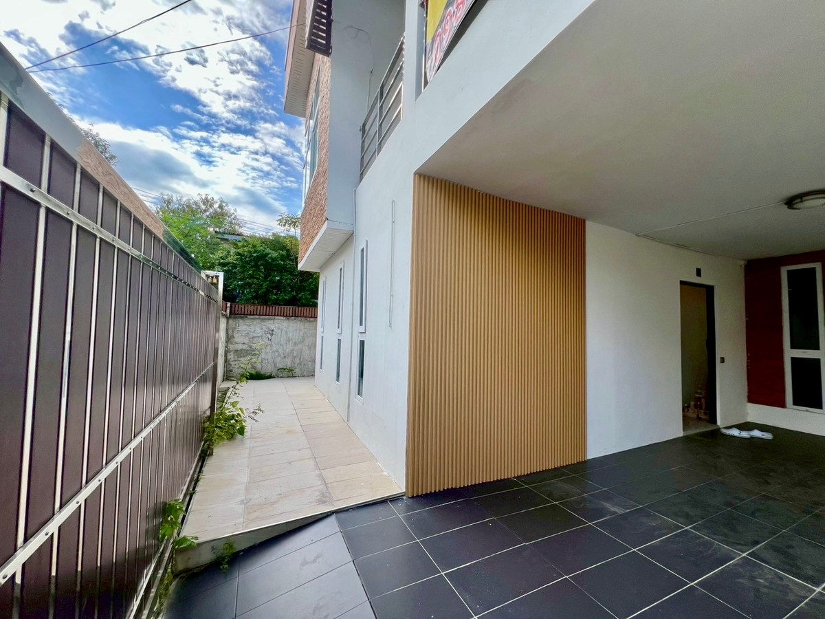 ให้เช่าบ้านลาดพร้าว เซ็นทรัลลาดพร้าว : ให้เช่า บ้านเดี่ยวหลังมุม สไตล์โฮมออฟฟิศ | วิภาวดี 20 | ทำเลใจกลางเมือง เหมาะอยู่อาศัยหรือทำสำนักงานส่วนตัว