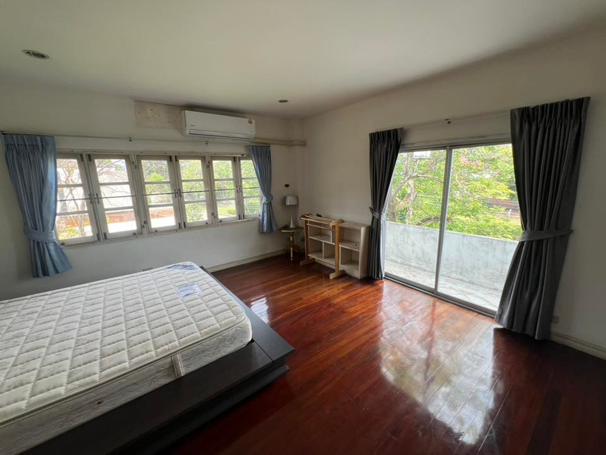 ให้เช่าบ้านเลียบทางด่วนรามอินทรา : ให้เช่า!! คฤหาสน์หรู 5 ห้องนอน 650 ตร.ม. ติดถนนรามอินทรา & รถไฟฟ้าสายสีชมพู | หมู่บ้านแมกไม้ รามอินทรา 103/3