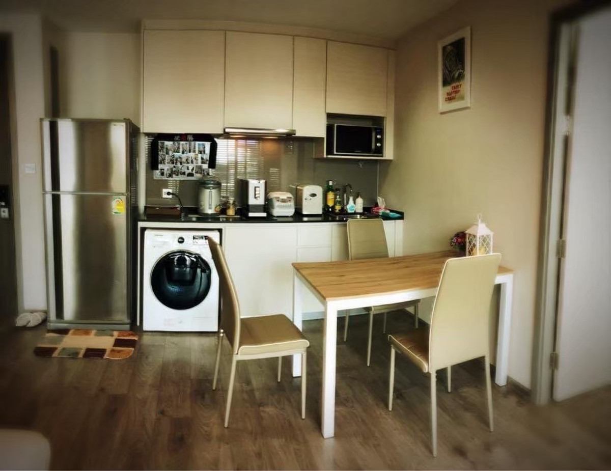 For SaleCondoLadprao, Central Ladprao : Condo for sale, Whizdom Avenue Ratchada Lat Phrao, next to MRT Lat Phrao, 0 meters, 2 bedrooms, corner room, no walls next to anyone.