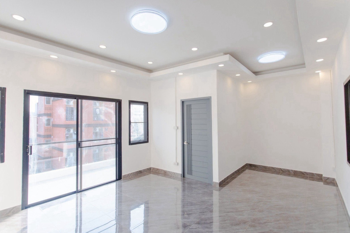 ขายทาวน์โฮมรัชดา ห้วยขวาง : ขายทาวน์เฮาส์ ห้วยขวาง ประชาอุทิศ หลังใหญ่ 6 ห้องนอน 7 ห้องน้ำ จอดรถ 5-6 คัน ใกล้ MRT ห้วยขวาง เหมาะอยู่อาศัยหรือทำ Home Office